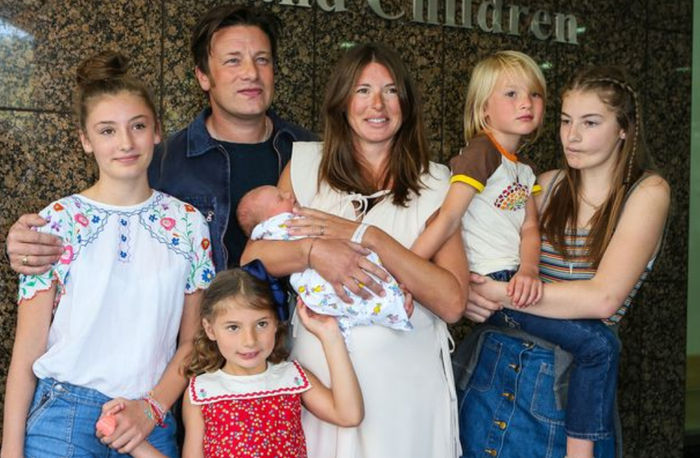 Источник https://www.mirror.co.uk/3am/celebrity-news/jamie-jools-olivers-battles-fertility-17368684