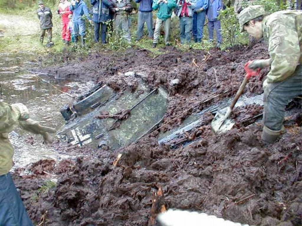 Вышел из болота. Трофейный танк т-34 из болота. Останки солдат в болоте.