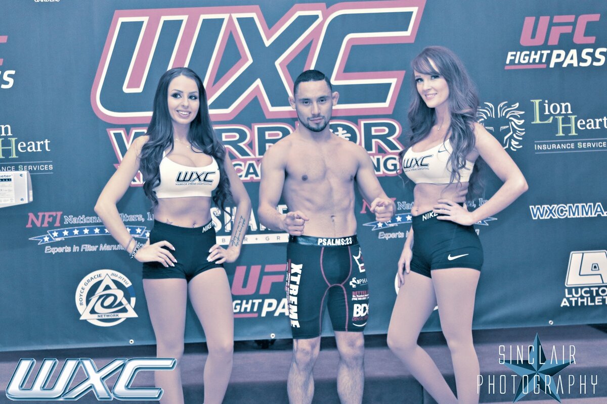 Хуан Рондерос (в центре)