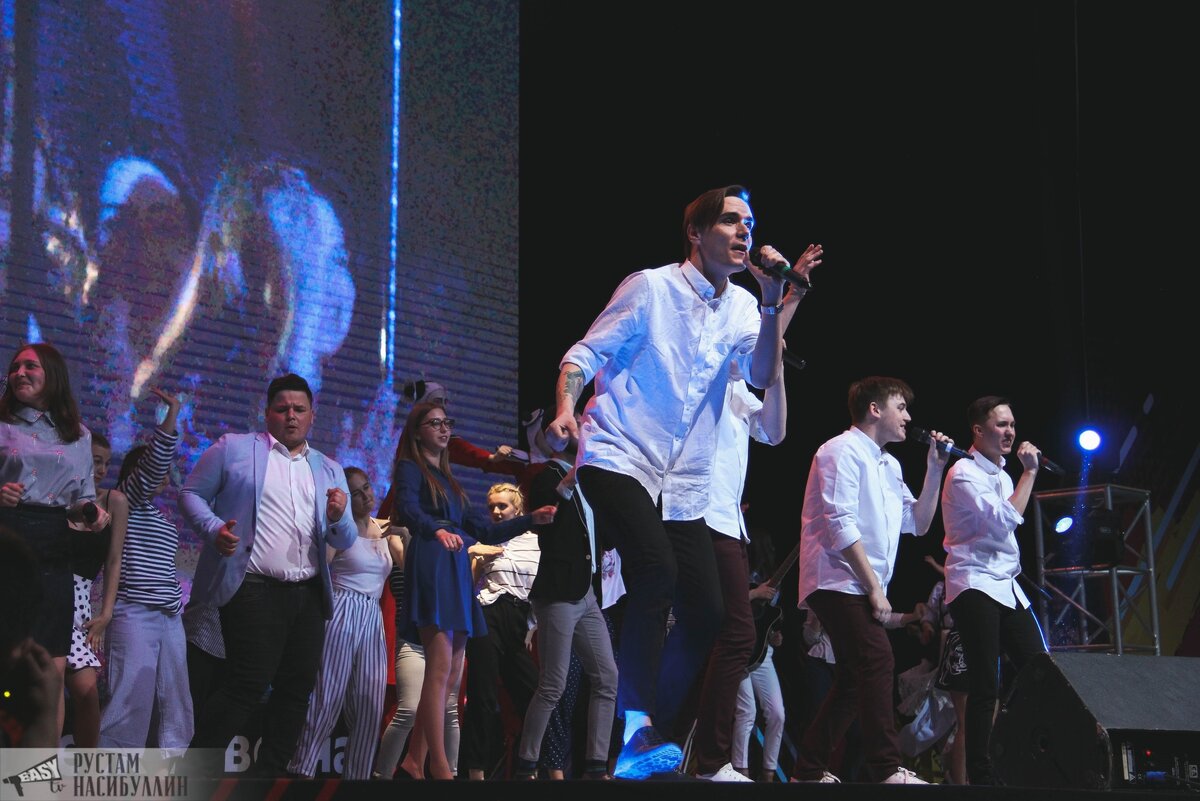 Мужской вокальный ансамбль «Performance» на сцене