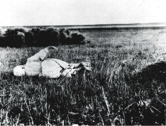 Кликуша, как правило, ведет себя необычно: она говорит от двоих — от себя и от беса. Речь от беса произносится измененным, более высоким голосом. Испорченная девочка сама рассказывает о своей болезни как бы от лица сидящего в ней беса. 