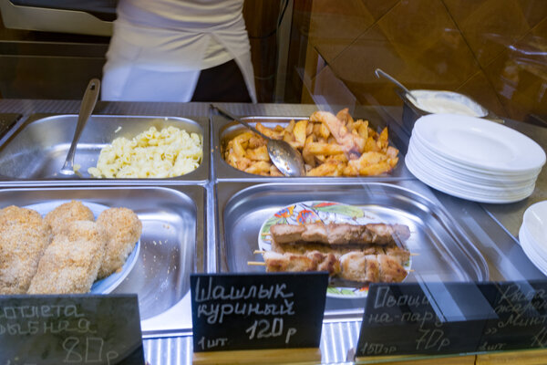 Сколько стоит поужинать в обычной столовой в Ялте?