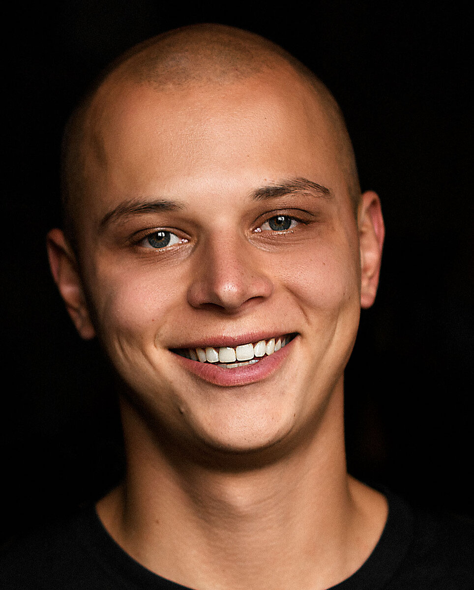 Фотография позитивного парня взята из сети интернет.