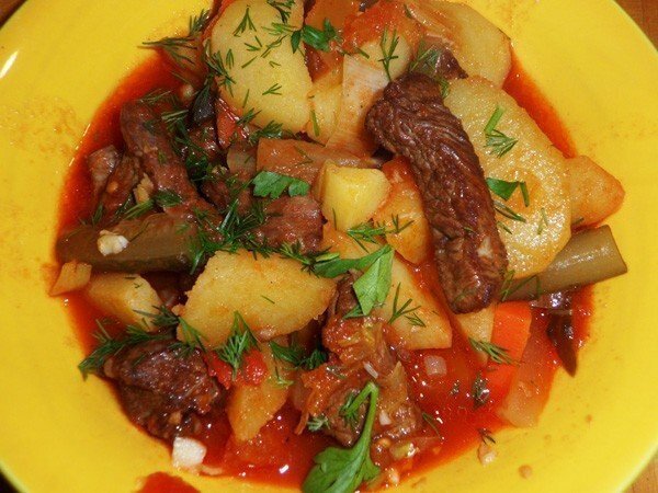 Азу по татарски-традиционное блюдо татарской кухни, которое состоит из обжаренных кусочков мяса, тушёных с помидорами, луком, картофелем в остром соусе. Азу из баранины часто тушится с морковью, нарезанной тонкими кружочками.