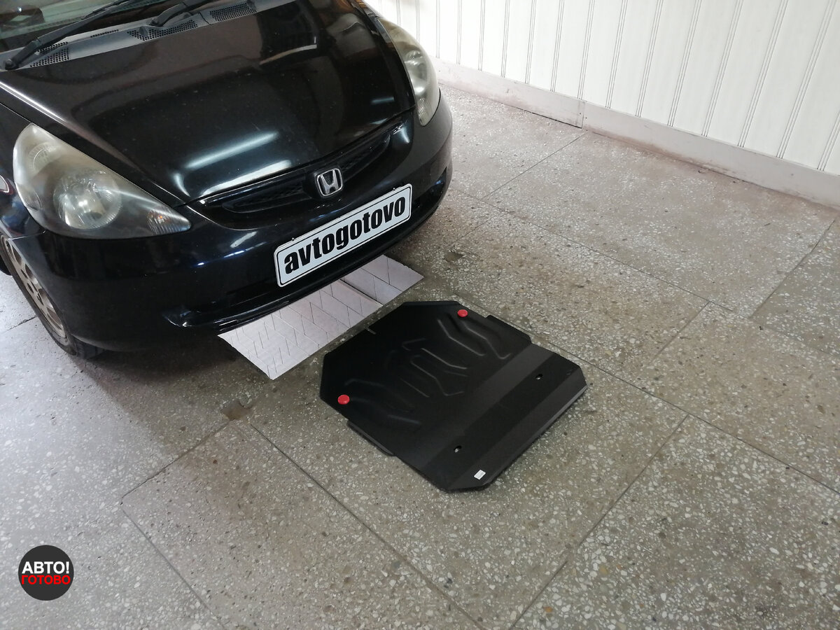 Honda Fit 2003 с нарушенной геометрией - смещена нижняя поперечина рамки радиатора. Причём, не равномерно - один угол сильнее ушёл назад. Либо было ДТП, либо сильный удар о бордюр и т.п.