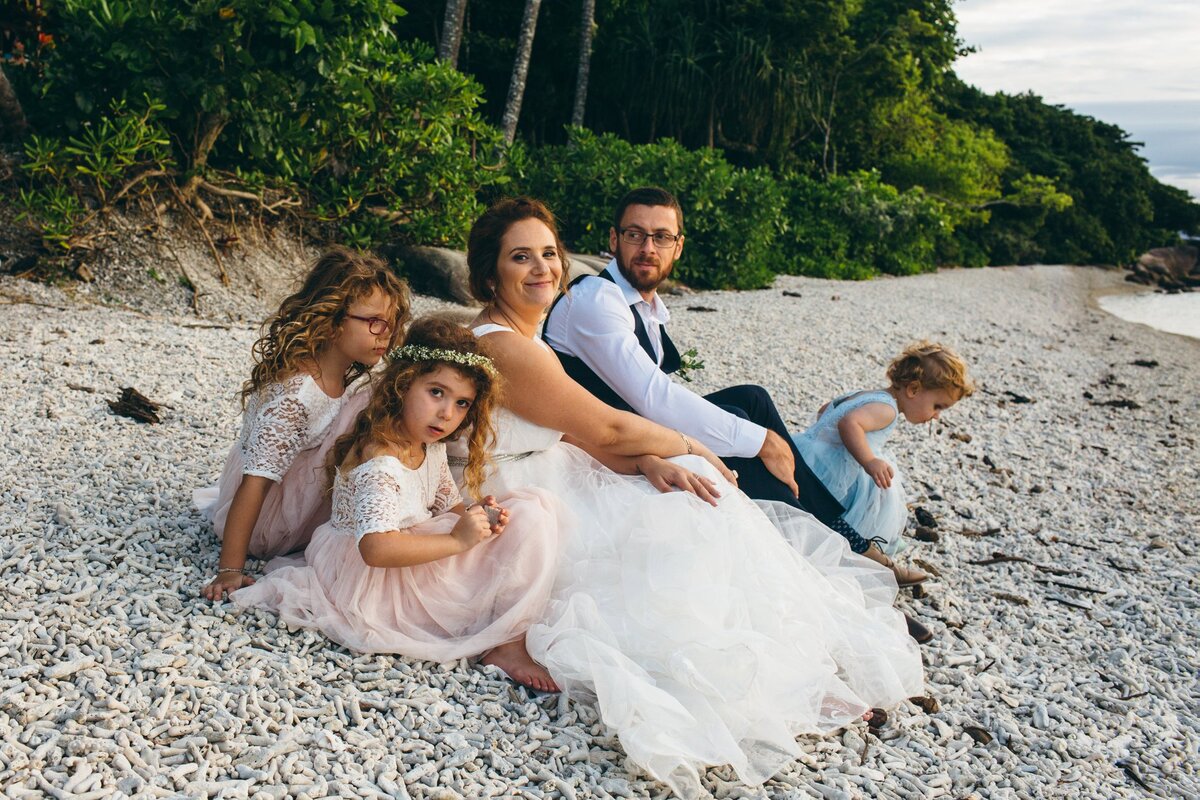 В мае этого года 39-летняя Джоанна вышла замуж за любимого мужчину. На церемонии все дети пары были одеты в красивые платья, в том числе, и их 2-летний сын.