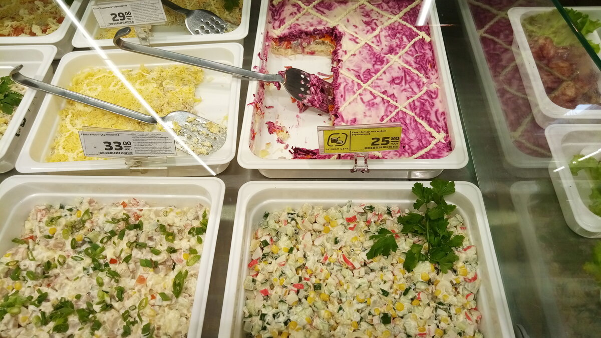 Салаты в магазине как правильно выбирать. Салат бар шведский стол. Витрина для салатов. Салаты в магазине как правильно выбирать. Салаты в ассортименте.