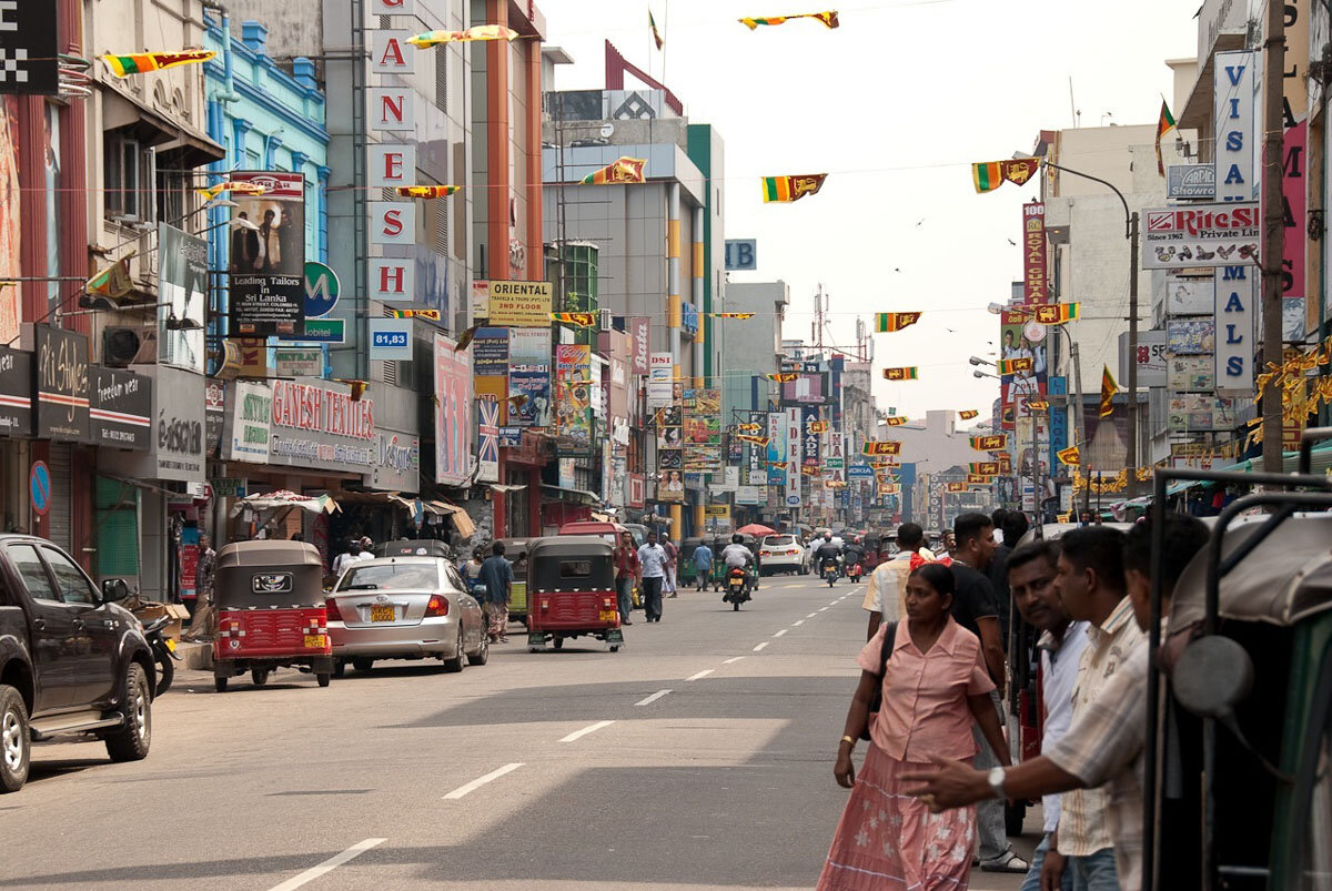 Одна из улиц Коломбо, Шри Ланка.