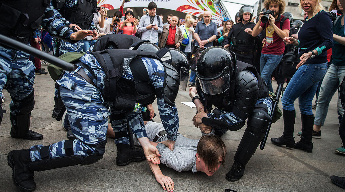Запечатлен момент задержания митингующего на акции протеста в Москве.