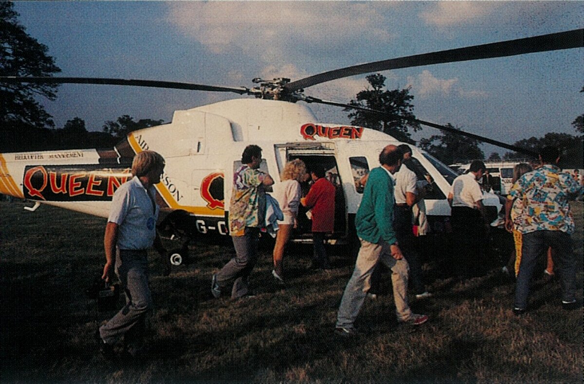 Queen пребывают на концерт в Небуорт Парк. Источник фото: https://www.queenlive.ca/queen/live%20pics/86-08-09_Knebworth_04.jpg