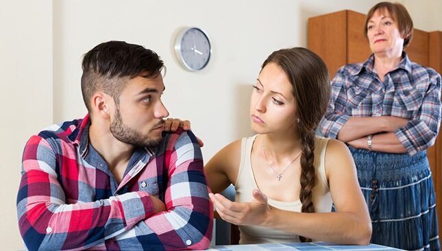 Источник https://vadimkurkin.com/blog/psikhologiya-otnosheniy/muzh-zhena-mama-kto-na-pervom-meste-i-kak-so-vsemi-dogovoritsya/