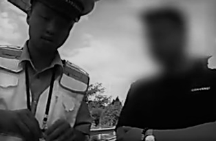 сотрудник полиции собирается попробовать яичный пирог