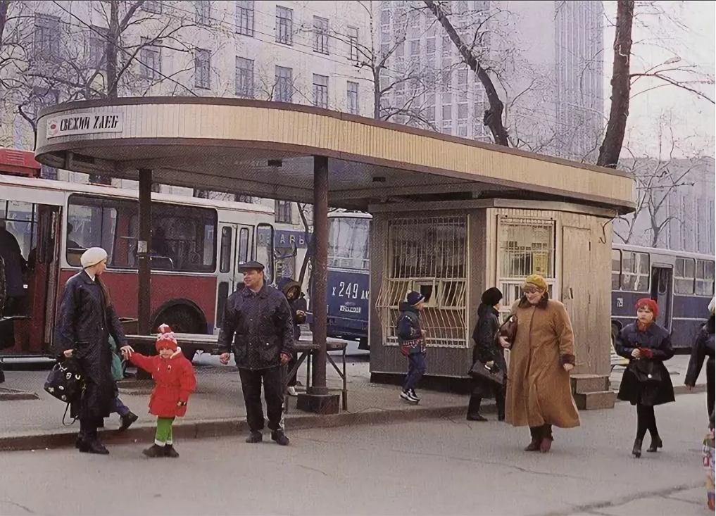 Остановки 90 автобуса москва. Хабаровск в 90. Хабаровск в 90 е годы. Автобусная остановка 90-х. Остановка СССР.