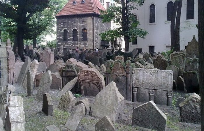 

Надгробья на Старом еврейском кладбище в Праге.
С древних времён евреи называли кладбище садом. Попадая на еврейское кладбище в Праге, понимаешь почему. Старые деревья, могилы, заросшие травой, бесчисленное количество надгробий – лабиринт судеб, от которых остались только камни. Камни накренились от старости, дожди и ветер стёрли имена, а с ними и воспоминания. Но при этом пражское еврейское кладбище и сегодня одно из популярных туристических мест.