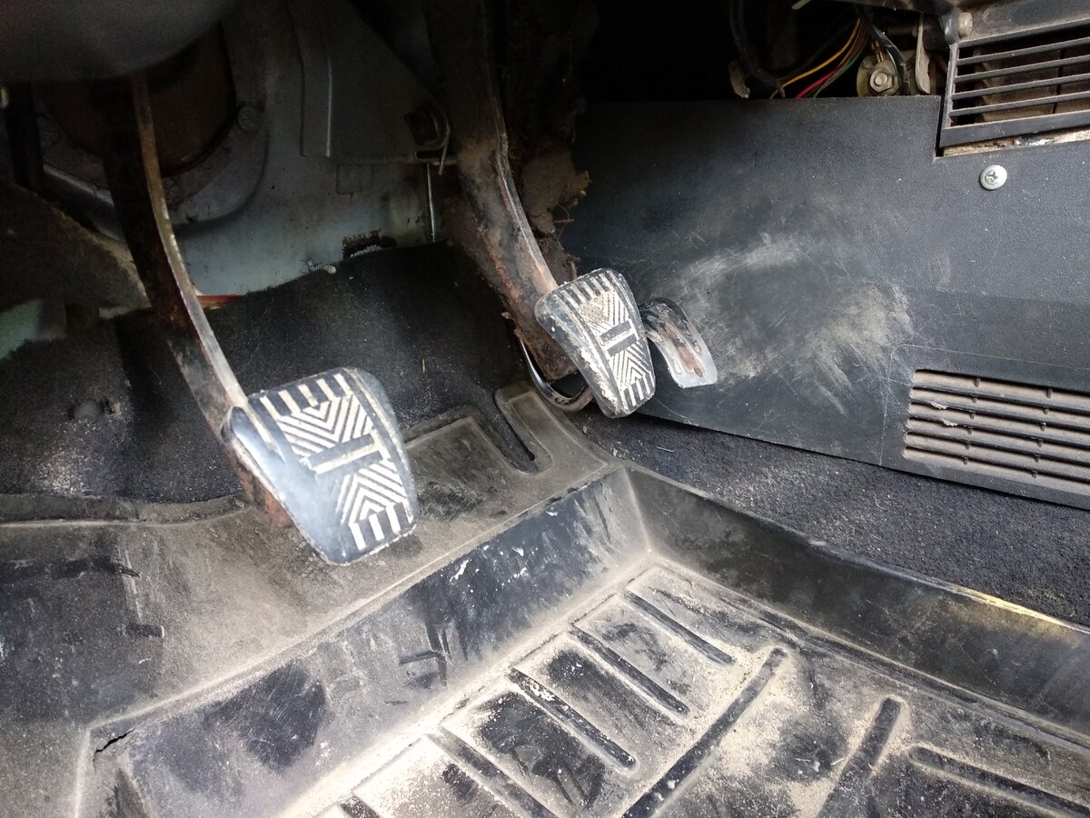 Педаль сцепления, тормоза и газа в авто