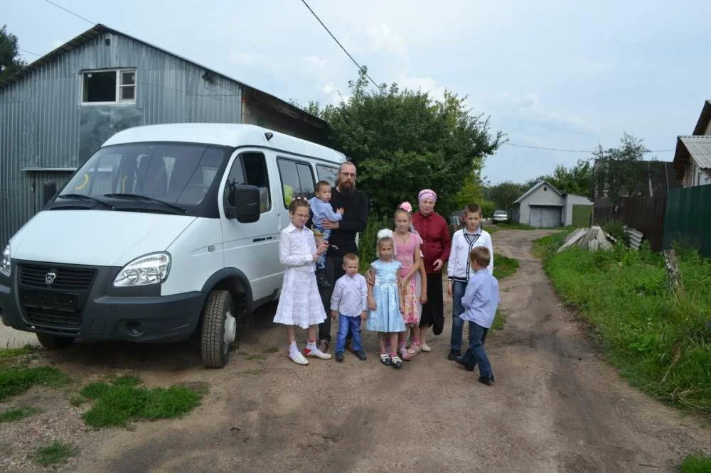 Транспортное средство многодетным семьям. Автомобиль для многодетных. газель многодетным семьям. машина для многодетной семьи. семейная машина.