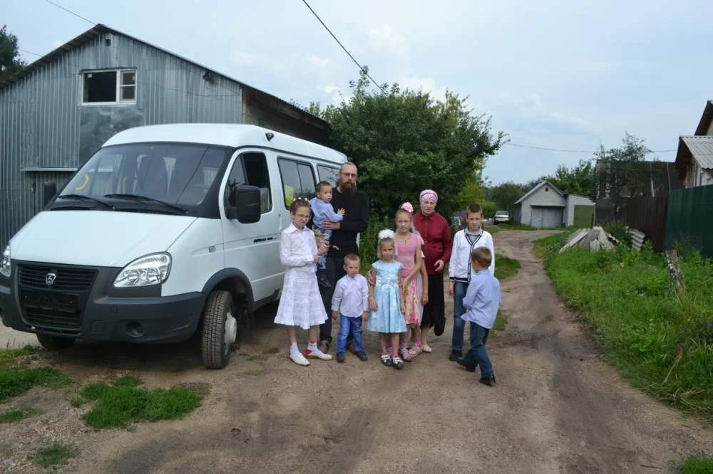 Семейные автомобили для многодетных семей. Автомобиль для многодетных. Газель многодетным семьям. Машина для многодетной семьи. Семейная машина.