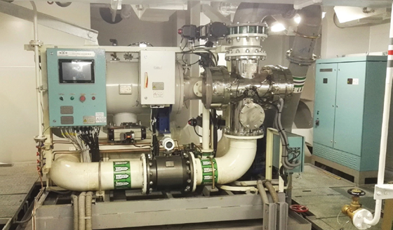 Фронтальный вид системы очистки балластных вод Blue Ocean Shield с пультом на базе панели EW112.