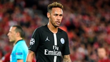 Фото: psg.frПо информации издания AS, нападающий «ПСЖ» Неймар рассказал мадридскому «Реалу» о своем будущем. Бразилец встретился сегодня с представителями «сливочных» и сообщил, что остается в Париже еще на год.
