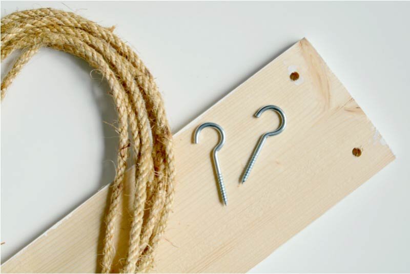 Самый простой вариант крепления — на шурупы с крючком. Однако можно включить фантазию и придумать другие варианты.