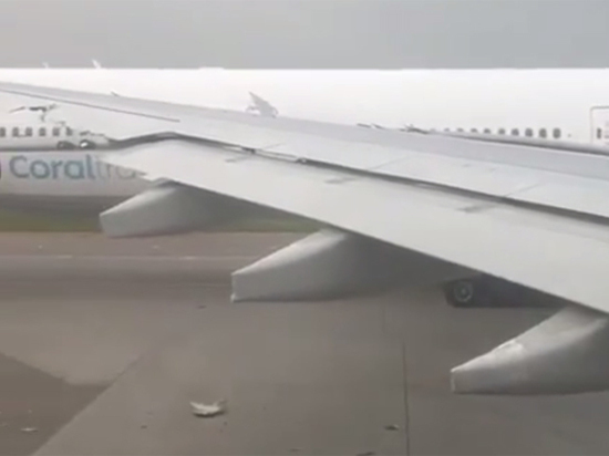 Почему два лайнера зацепились крыльями