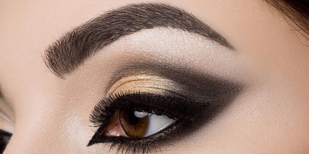 Темная дымка

Распыленный темный smoky eyes не теряет популярности. Для достижения такого эффекта на глазах пигментные тени наносят в два своя и растушевывают с помощью большой мягкой кисти. 
