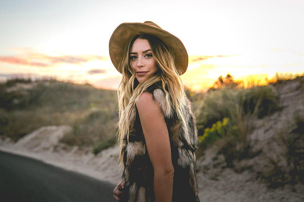 Страшно, что всего за несколько часов до аварии в Instagram Stories она опубликовала видео, в котором рассуждала на тему смерти. «Буквально все, кто здесь жил, умерли, кроме моего дяди. И мой папа. Я сейчас расплачусь», — заявила Кайли. Также в видео она рассказала, что едет за рулем уже больше 12 часов: «Последние несколько часов я еду через горы, вспоминаю, как сидела на заднем сиденье машины, которую вел мой отец. Тогда мы попали в аварию, потому что мой отец сбил корову». 