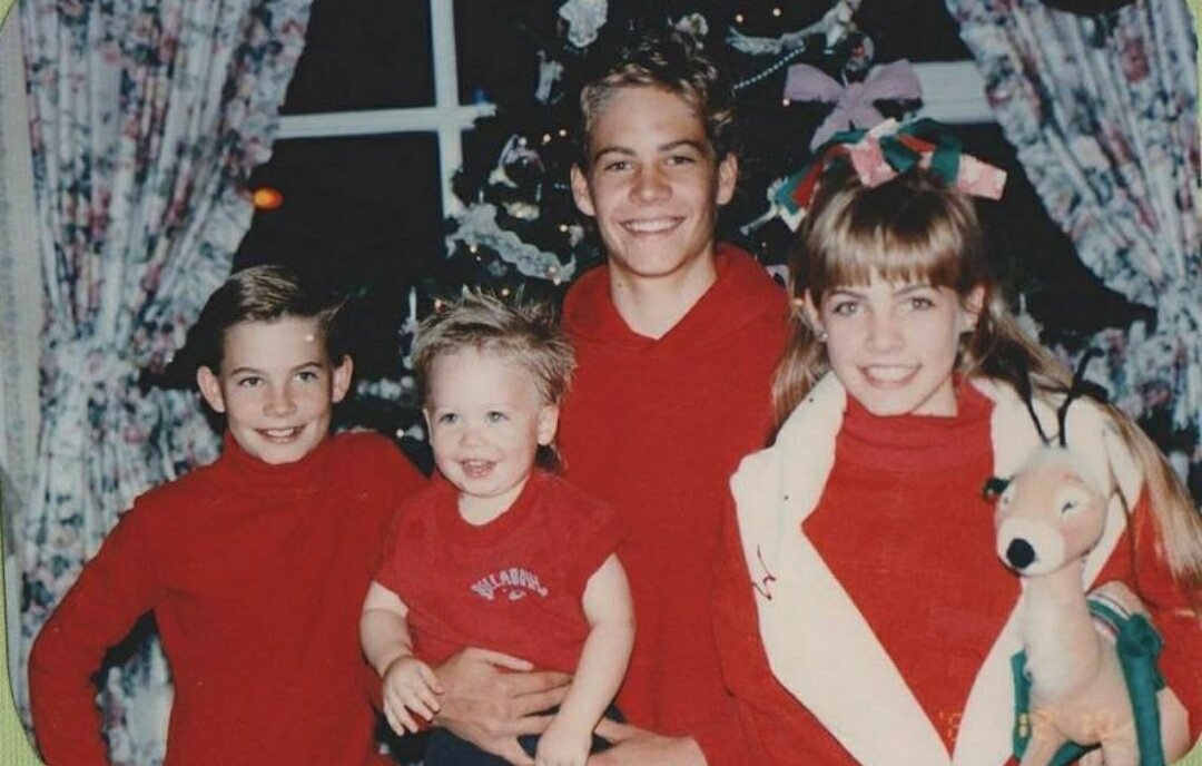 Пол с сестрой Эшли и братьями: Калебом и Коди.