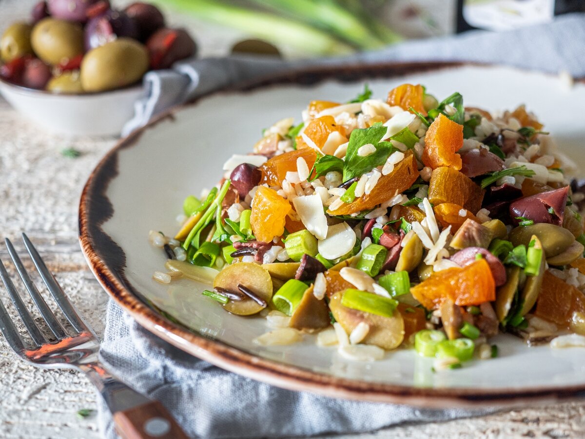 🥗Теплый салат: Рис с оливками и курагой | Мир круп: Рецепты Агро-Альянс |  Дзен