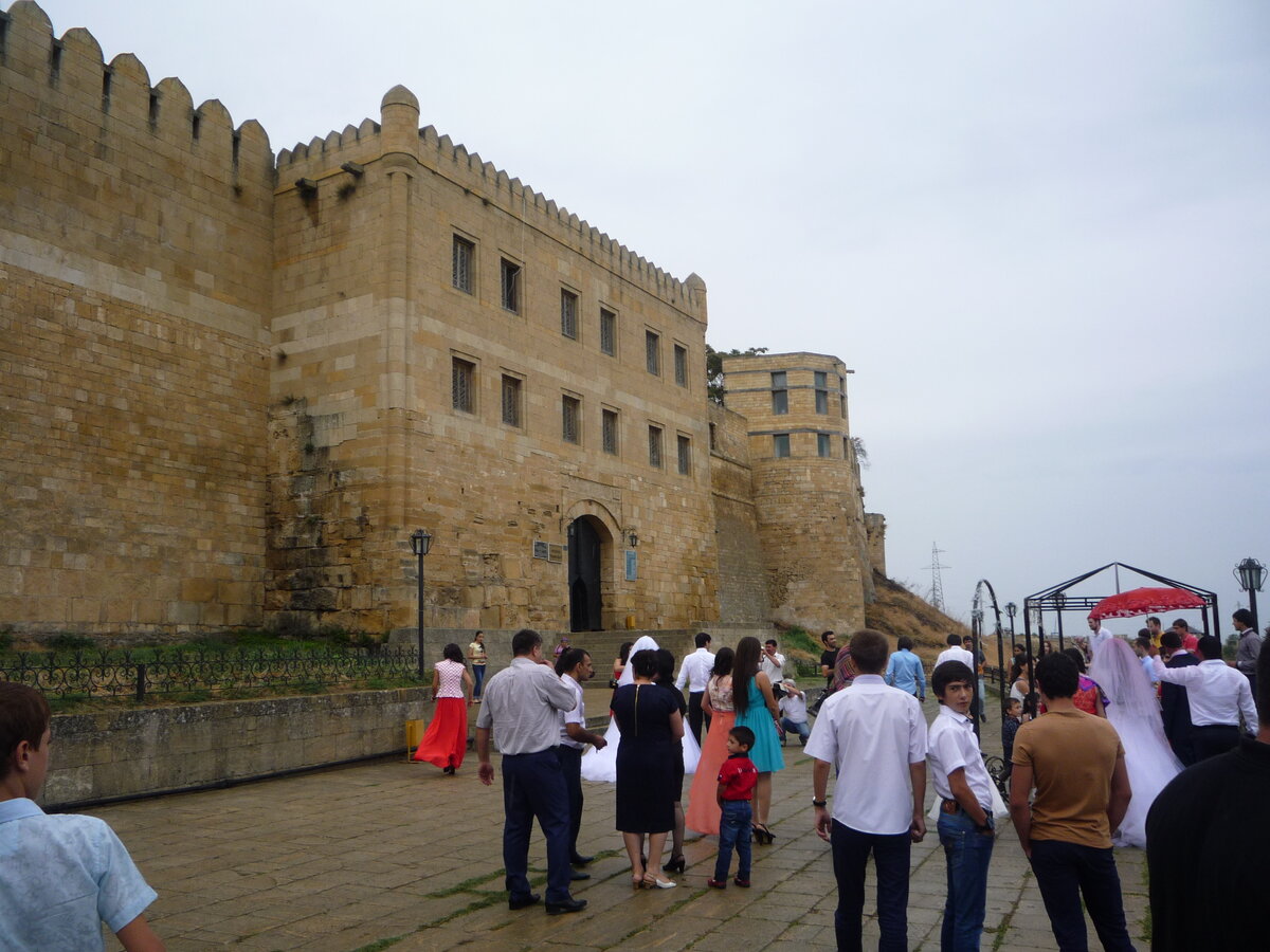 Свадьба у стен древней Нарын-Калы в Дербенте (Дагестан)... Фото Д. Артюхова