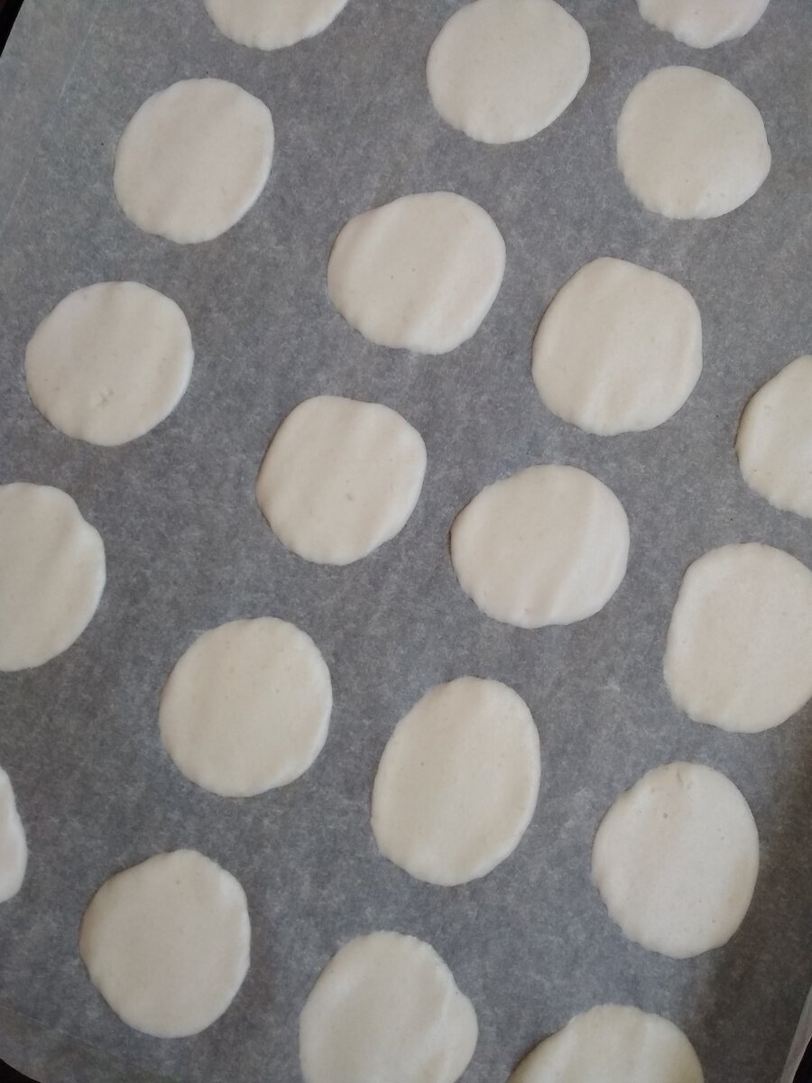 Полученную массу предлагалось отсадить на пергамент. НО! Шприца или кондитерского мешка у меня нет, выкладывала ложкой. Но форму моя масса не держала. получилась вот такая фиговая фигня. Оставила подсыхать. Не выбрасывать же!)))