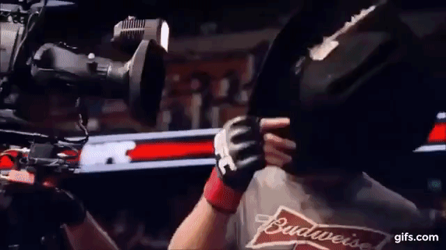 Выход бойца со своей шляпой.