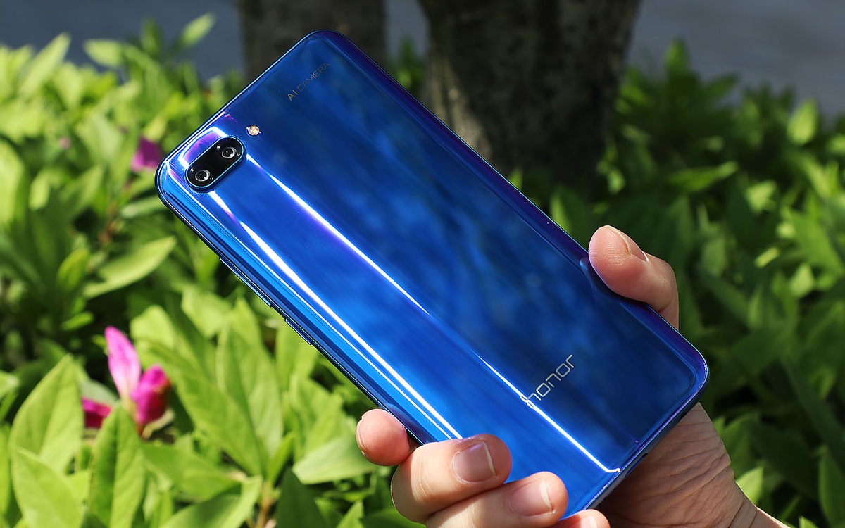 Honor 10 - хит продаж 2018 года. А сейчас его отдают за 