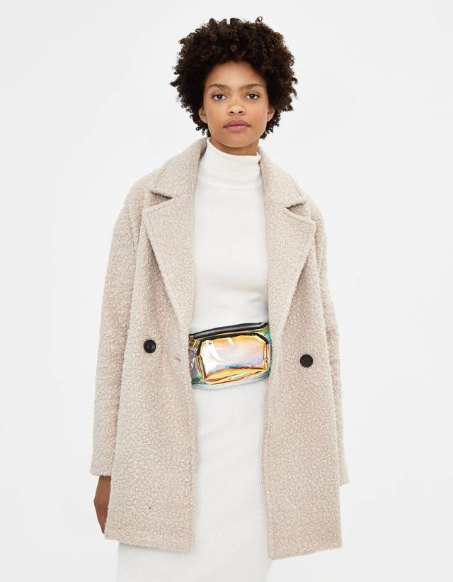 Источник фото: Пальто из меха под овчину, Bershka, 3 999 RUB