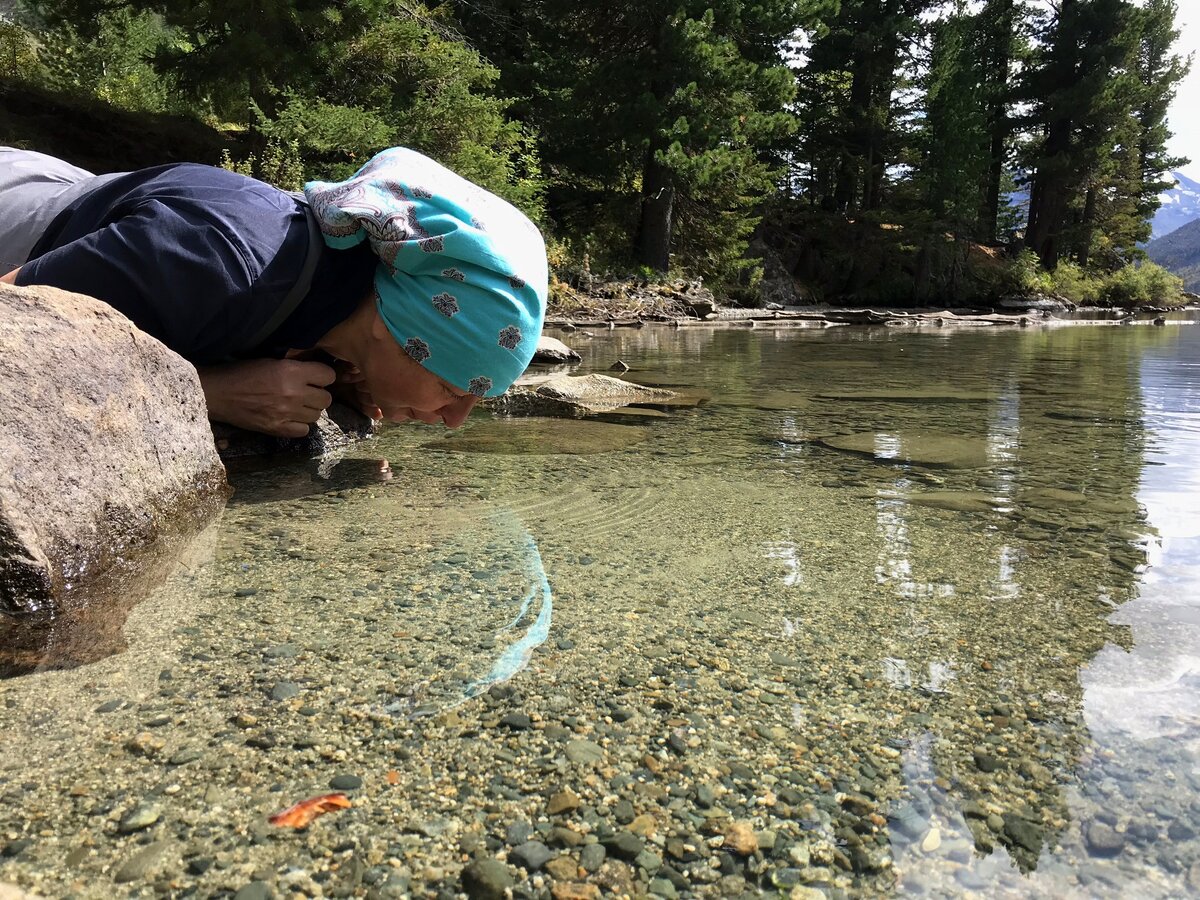 Байкал поцелуй байкала. Пить из байкала. Пить из байкала. Поцелуй байкала. Поцелуй на льду байкала.