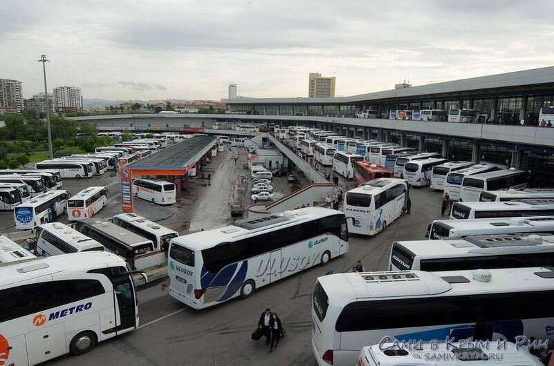 Автовокзал в Анкаре. Во всех турецких автобусах есть кондиционеры, индивидуальные телевизоры, а стюарды подают небольшие перекусы: орешки, печенье, воду, мороженое. 