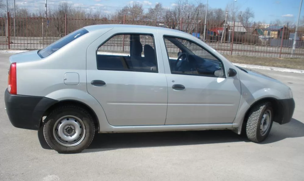 В базовой комплектации "первый" Логан действительно красавцем не назовешь!