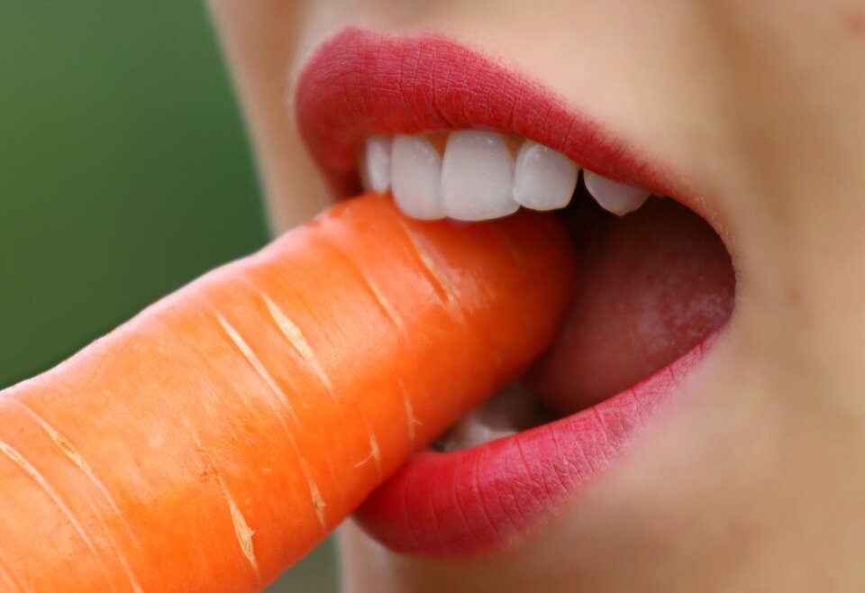 https://pixabay.com/photos/teeth-carrot-diet-loss-of-flesh-1560353/