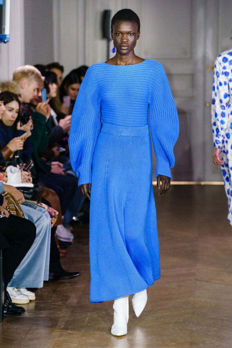 vogue.ru, сильно спущенное плечо, детали переда и спинки связаны поперек