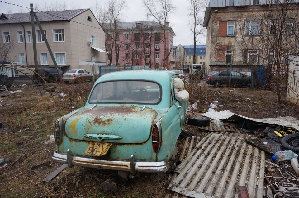 Это оказался все-таки 402, а не 407 Москвич - Внешние отличия в молдингах и другой решеткой радиатора.