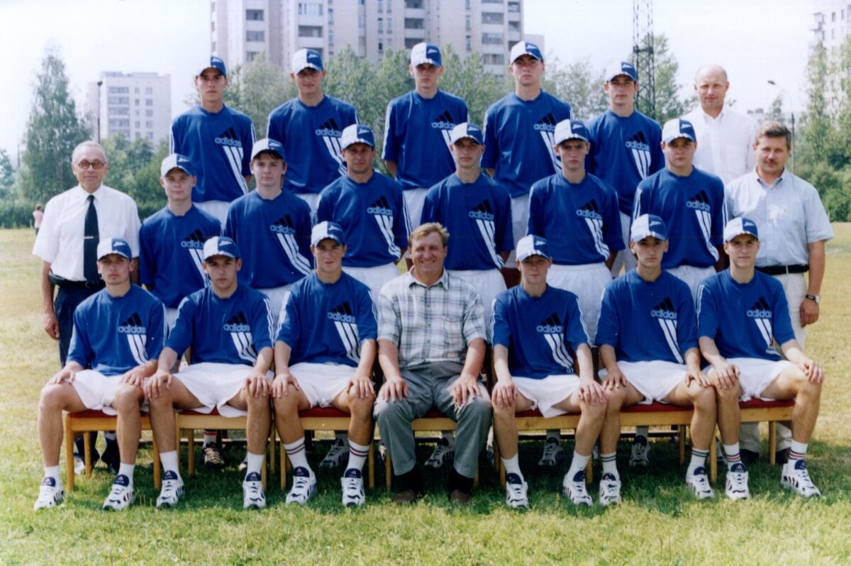 1-я юношеская команда спортшколы "Зенита". Где-то здесь Кержаков. 1999