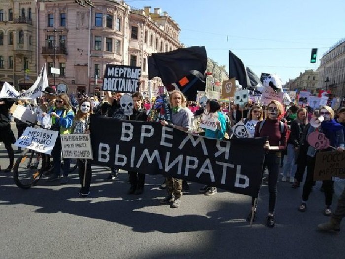 «Партия мертвых» на первомайском шествии 2019 года. Фото «Бумага» 