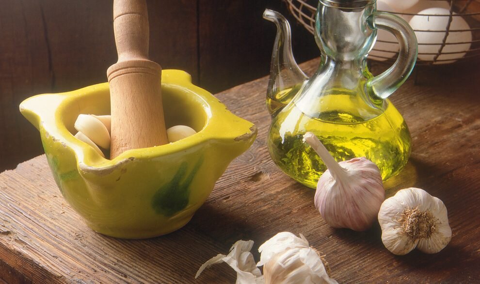 В оригинальном рецепте "Аллиоли" готовят в ступке, растирая чеснок, оливковое масло и соль.