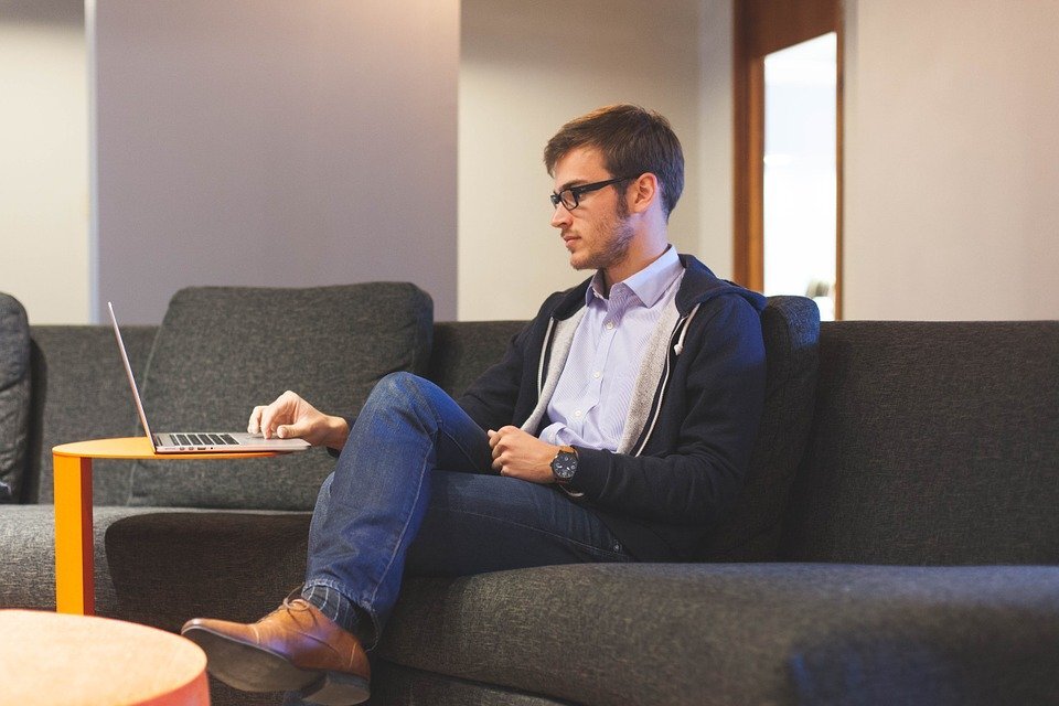https://cdn.pixabay.com/photo/2015/01/08/18/30/entrepreneur-593371_960_720.jpg