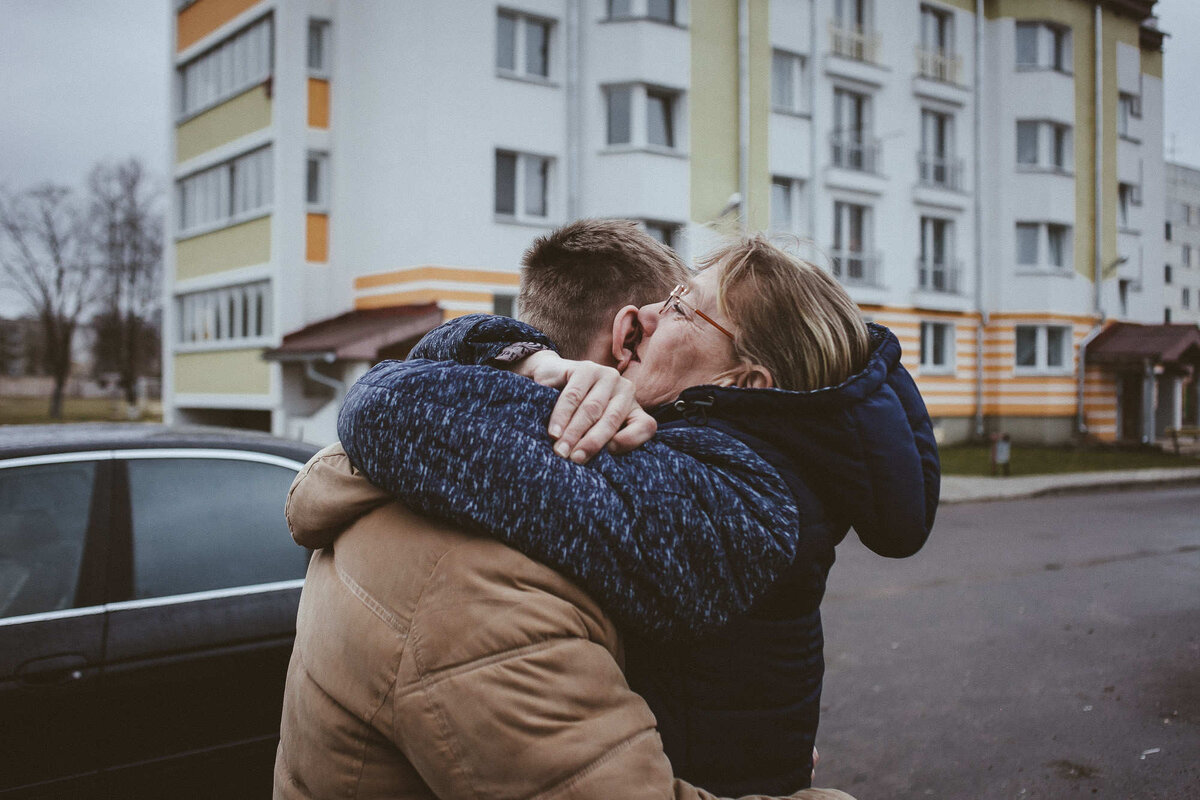 Бывший приехал к сыну. Сын приехал картинки.