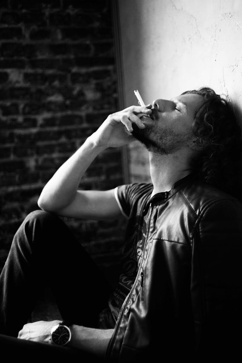 Я делаю вид что курю, для фото. Фотограф Мария Максак.