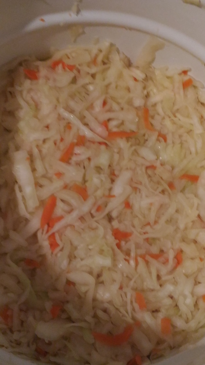 Витаминная вкуснятина! Измельчить ее можно и в соковыжималке ( правда мне неохота было ее доставать,только в блендере морковку натерла). А вот мять ее приходится вручную...