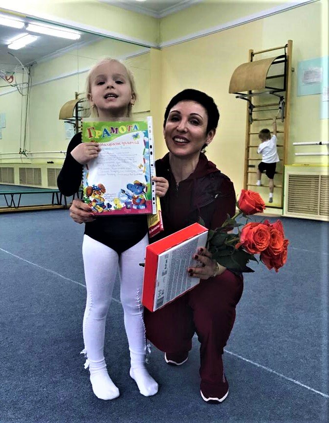 фото из личного архива сестры. Племянница с руководителем цирковой студии. Первая грамота после выступления. Здесь ей 4 года.