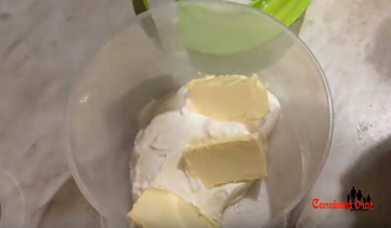 взбиваем сахар, масло и сметану/ С сайта polzablog.ru