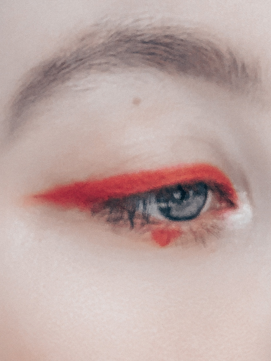 Стрелка красным лайнером